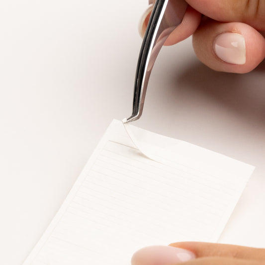 3m lashtape nahaufnahme beim abziehen doppelseitig klebend für wimpernverlängerung