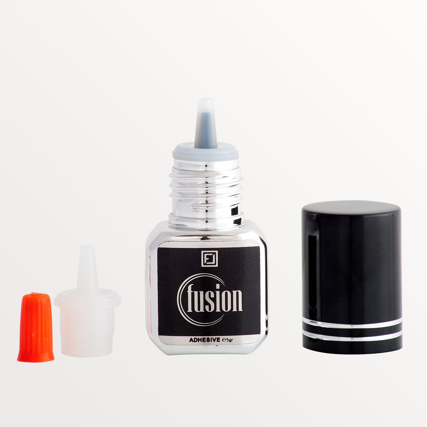 Fusion Wimpernkleber Nahaufnahme Flasche in 5ml für professionelle Lashartisten , schnelltrocknend und flexibel anpassbar. Unser schnellster Kleber für Lashextensions.