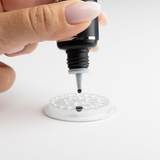 Fame Wimpernkleber schnelltrocknender Wimpernkleber mit niedriger Luftfeuchtigkeit für Wimpernverlängerung Anwendung wird gezeigt wie ein Tropfen herauskommt.