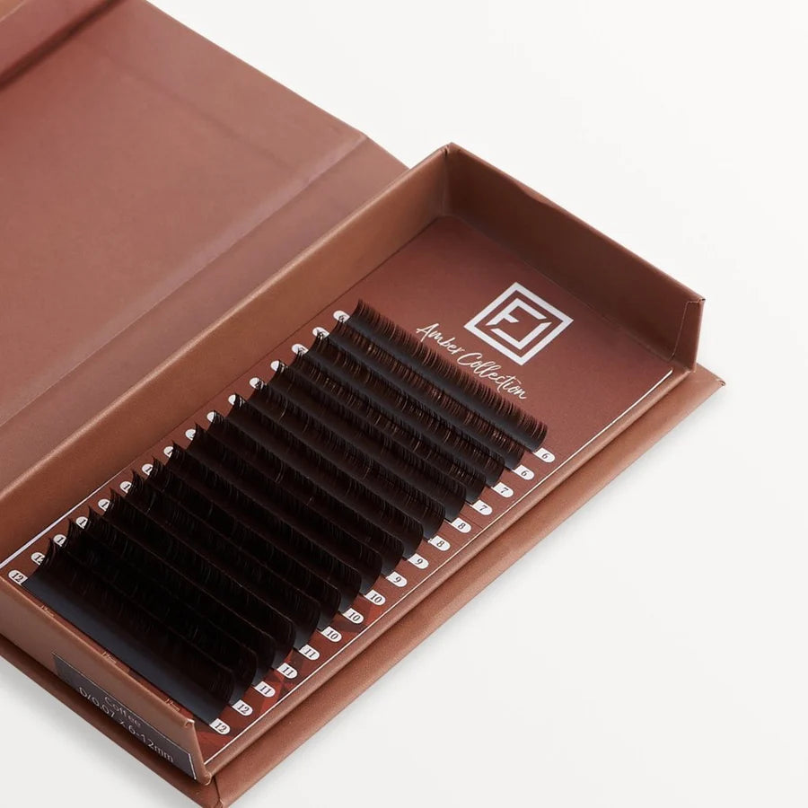 dunkelbraune wimpern nahaufnahme wimpernbox coffee lashes flawless amber collection