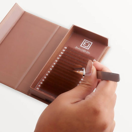 brown lashes flawless lashes hellbraune wimpern nahaufnahme beim herausnehmen der wimpern bild