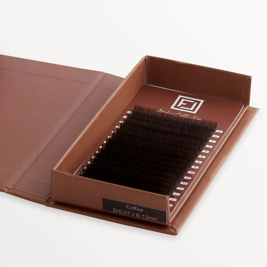 nahaufnahme dunkelbraune wimpern mixbox amber flawless lashes volumentechnik