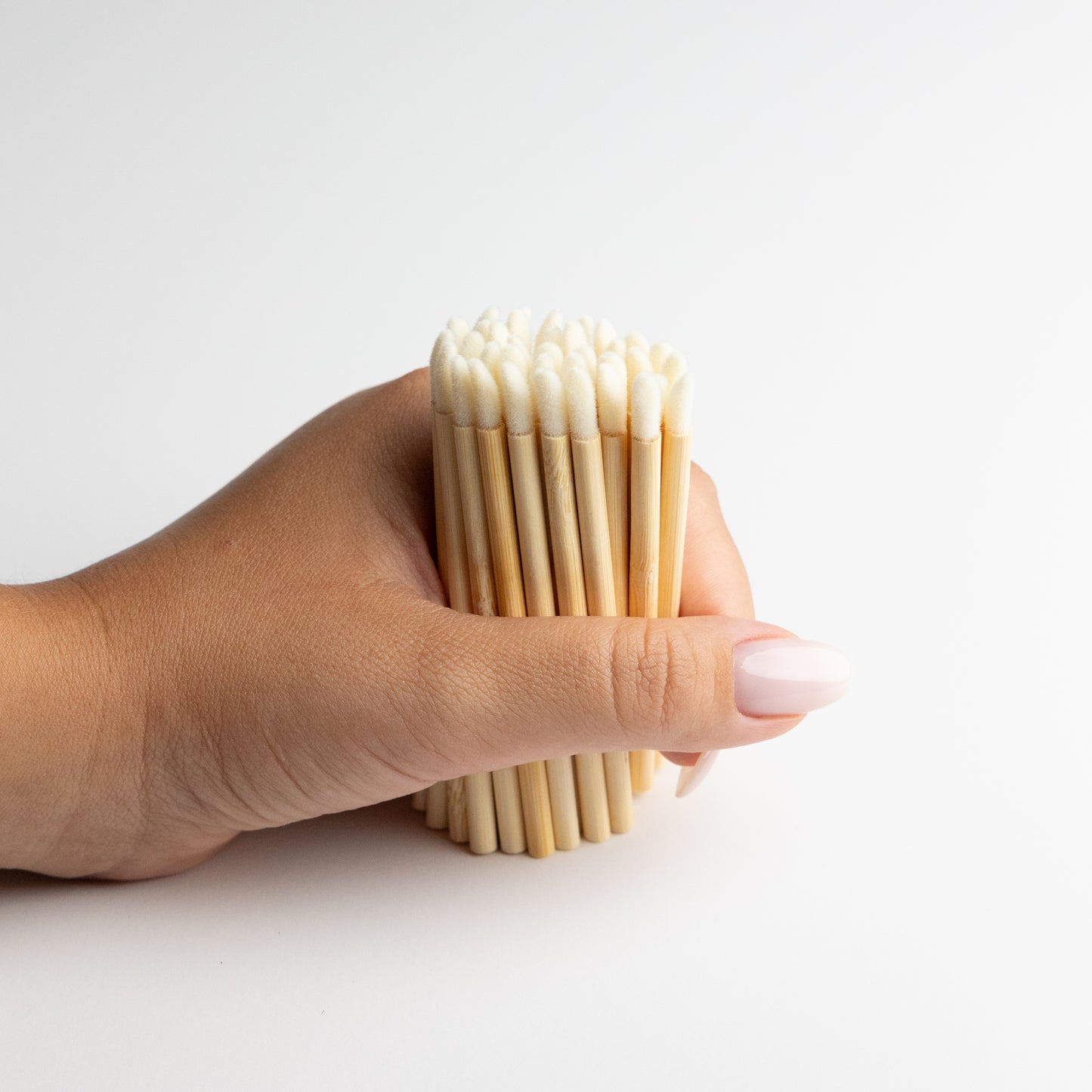 mehrere bamboo applikatoren in der hand zur veranschaulichung mit austauschbarem kopf