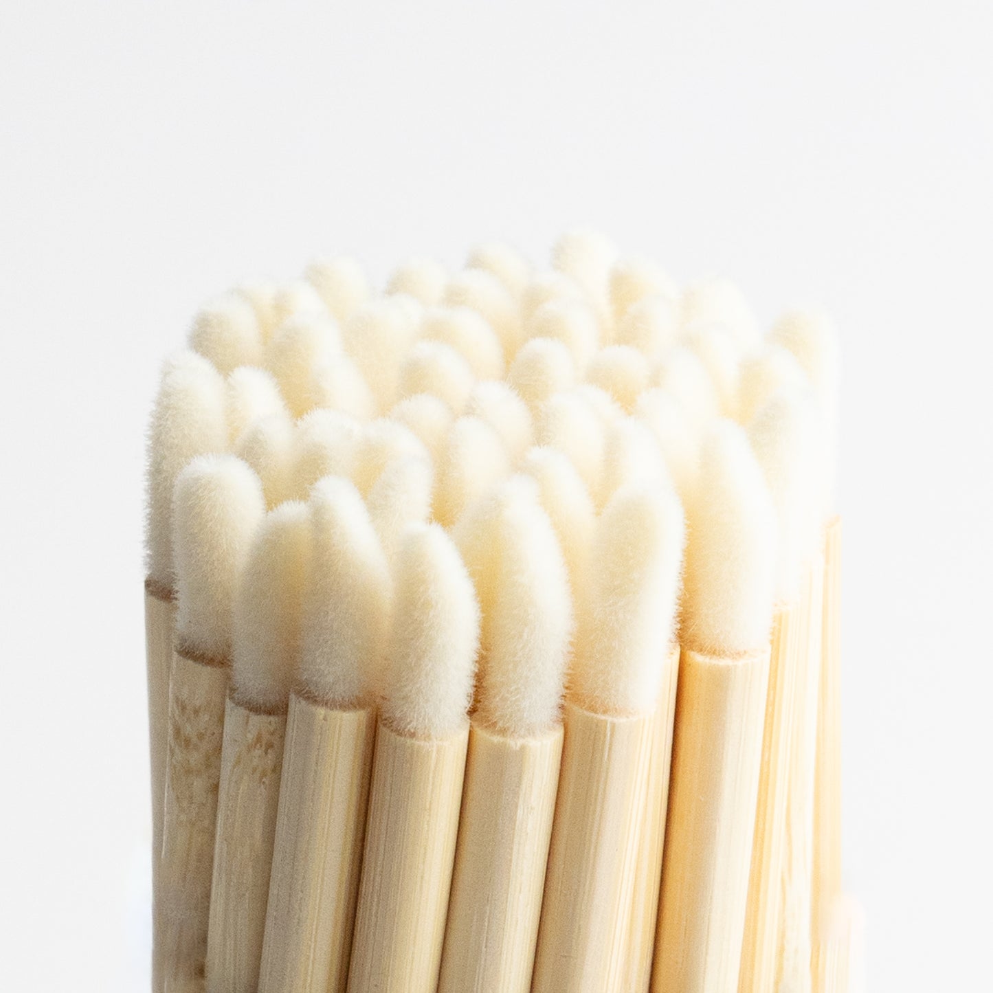 mehrere bamboo applikatoren auf einem bild mit weissem kopf