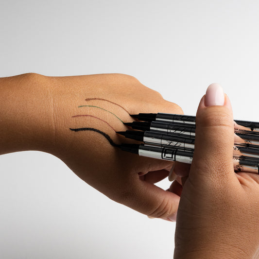 flüssigeyeliner in 4 verschiedenen Farben veranschaulicht an der Hand für wimpernverlängerung lashextensions