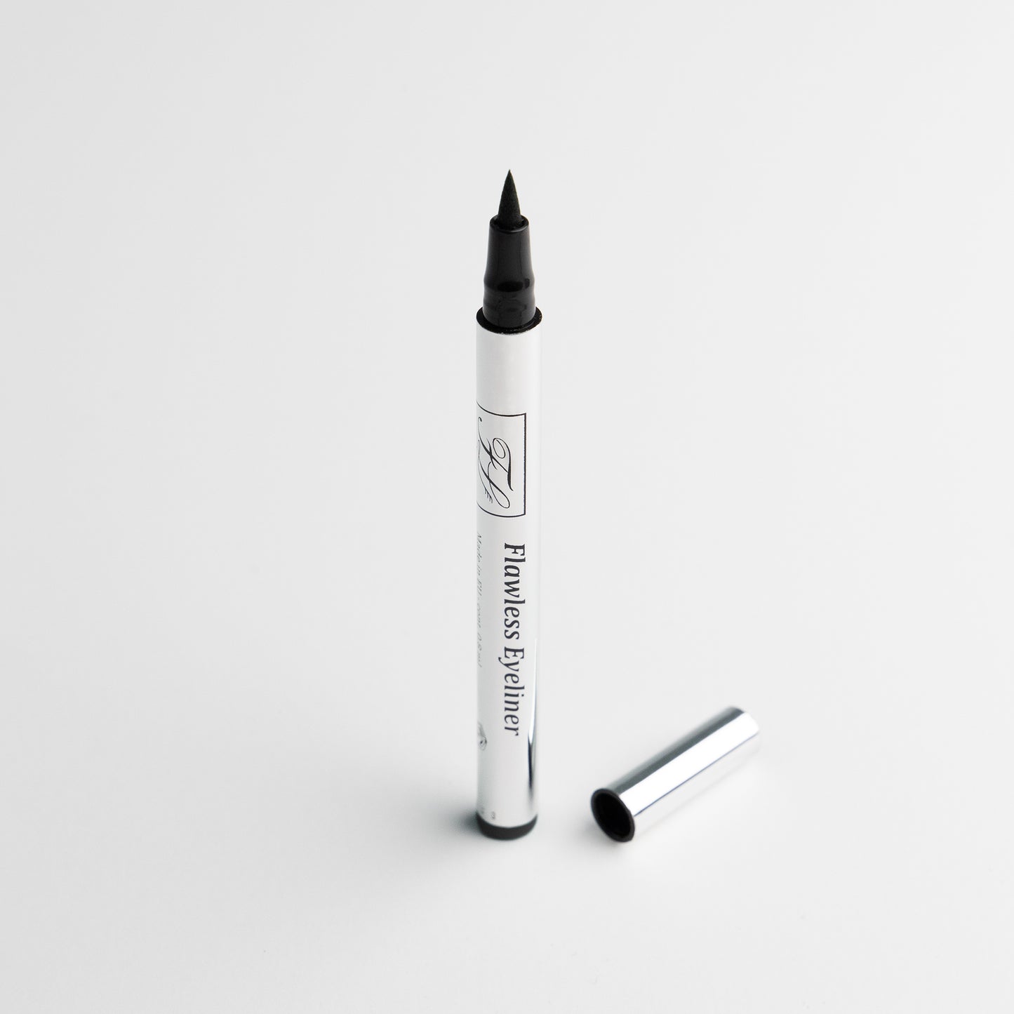 schwarzer eyeliner für wimpernverlängerung mit offenem deckel als Bild