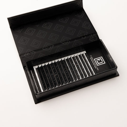 0,10 volumelashes und einzeltechnik wimpern seitenansicht in mischbox klassische wimpernverlängerung flawless