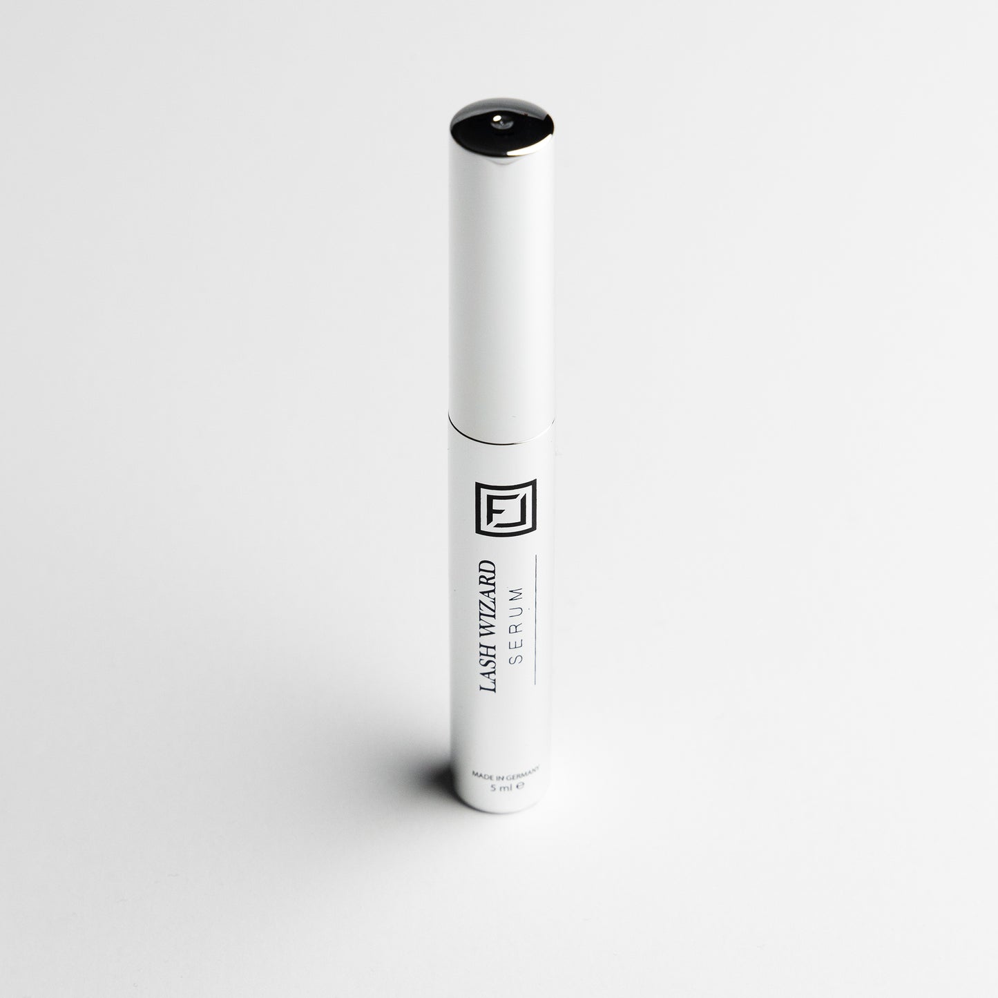 preisgekröntes luxury wimpernserum ohne hormone auch für brows geeignet und kann in der schwangerschaft sowie beim stillen verwendet werden.