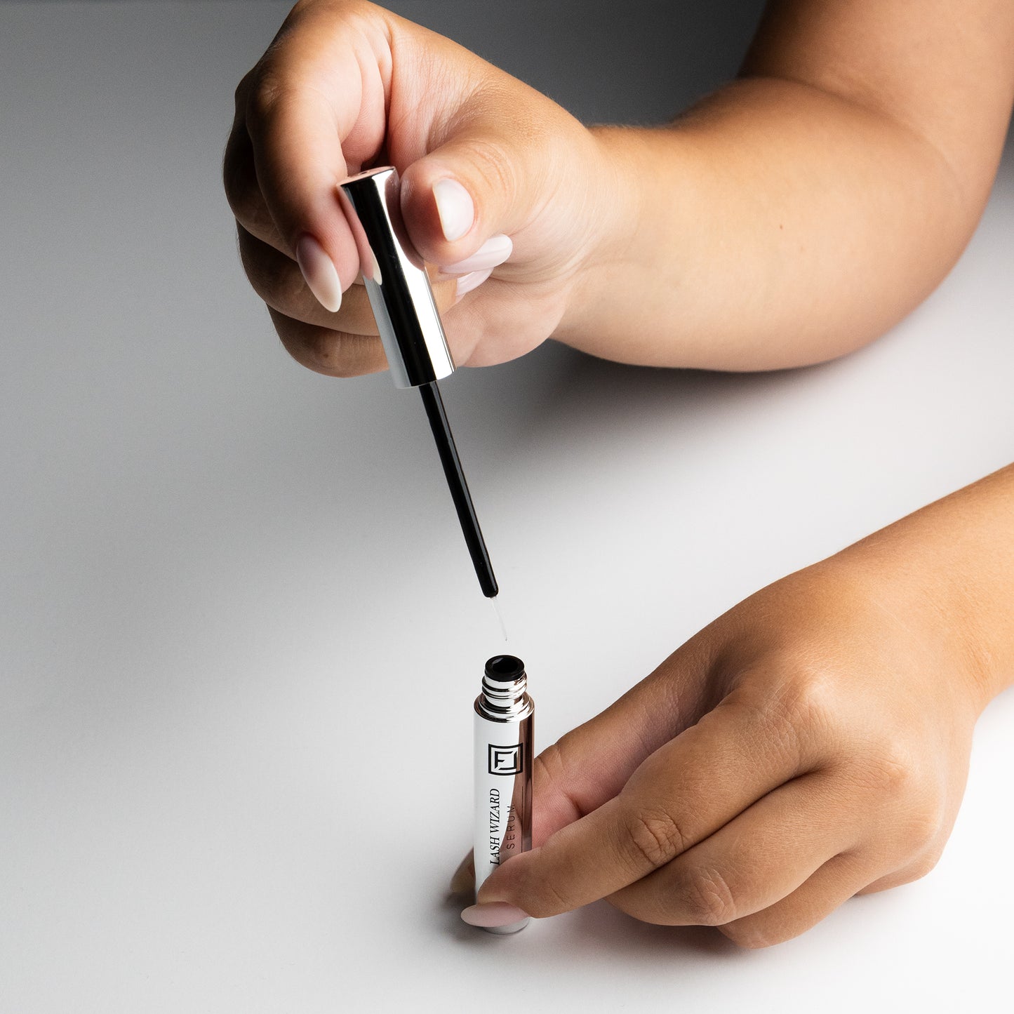 preisgekröntes flawless lash & Brow Serum ohne hormone, kann in der Schwangerschaft sowie beim Stillen verwendet werden.