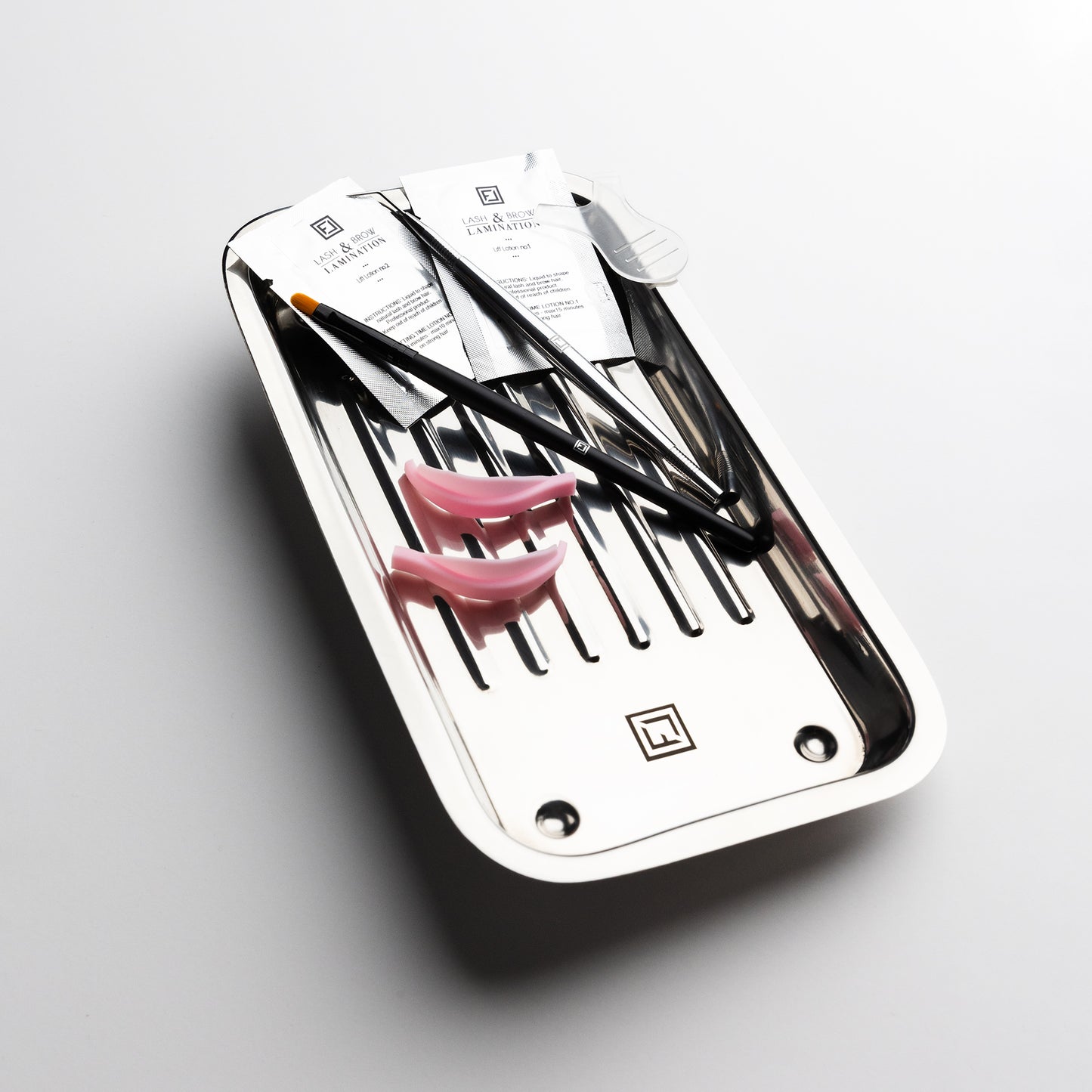 hauptbild metall tray für Wimpern und Lashlift utensilien in edlem Design mit utensilien abgelichtet