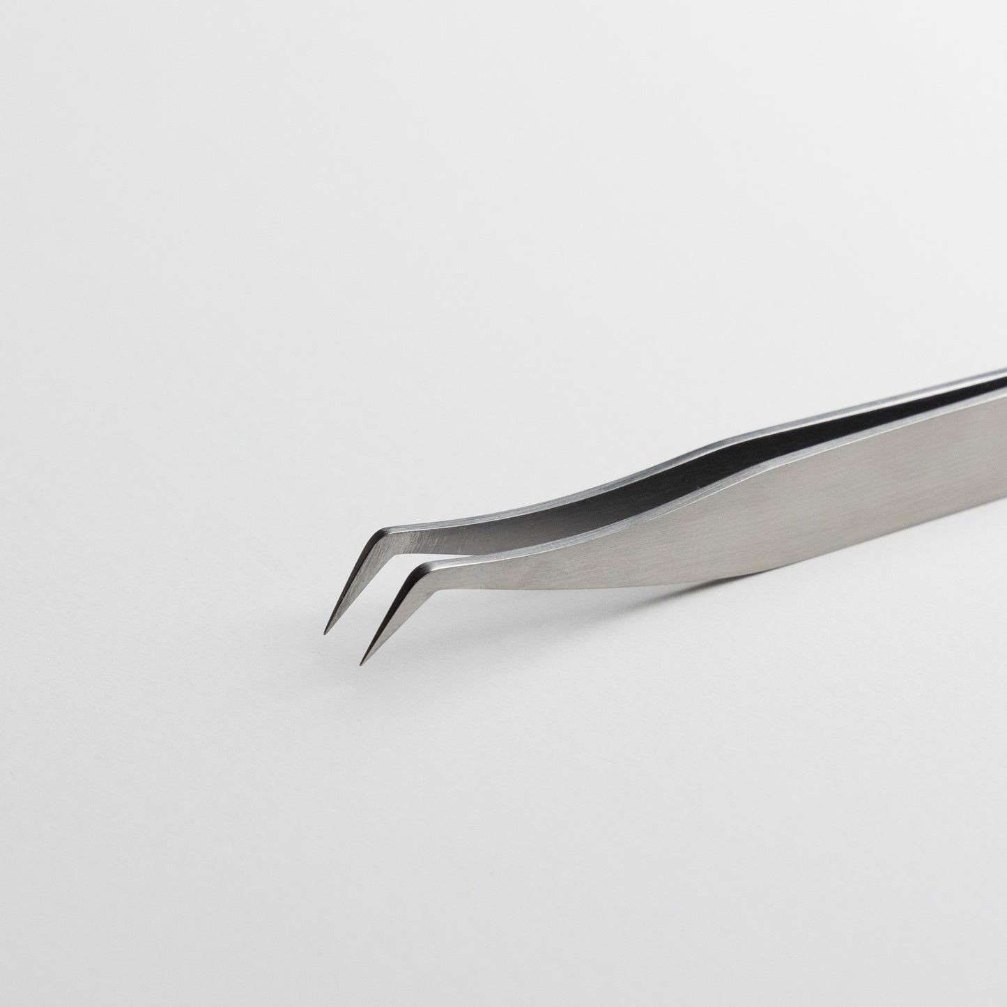 nahaufnahme volumenpinzette 45 grad mit scharfer spitze russian volumetweezer flawless pinzette