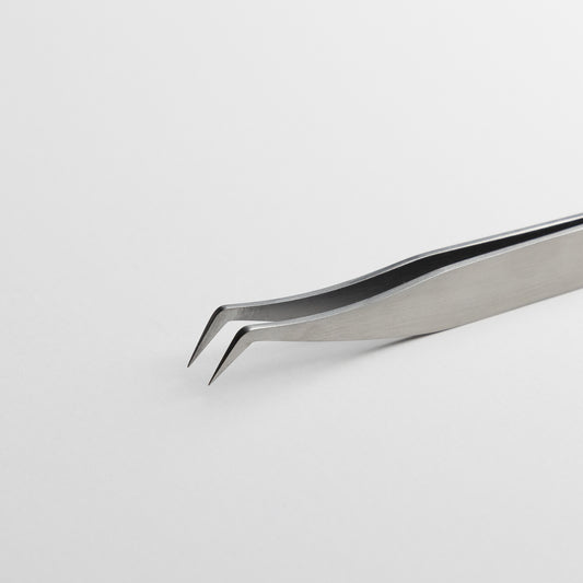 nahaufnahme volumenpinzette 45 grad mit scharfer spitze russian volumetweezer flawless pinzette