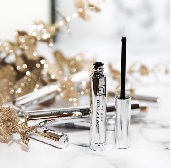 preisgekröntes luxury wimpernserum ohne hormone auch für brows geeignet und kann in der schwangerschaft sowie beim stillen verwendet werden.