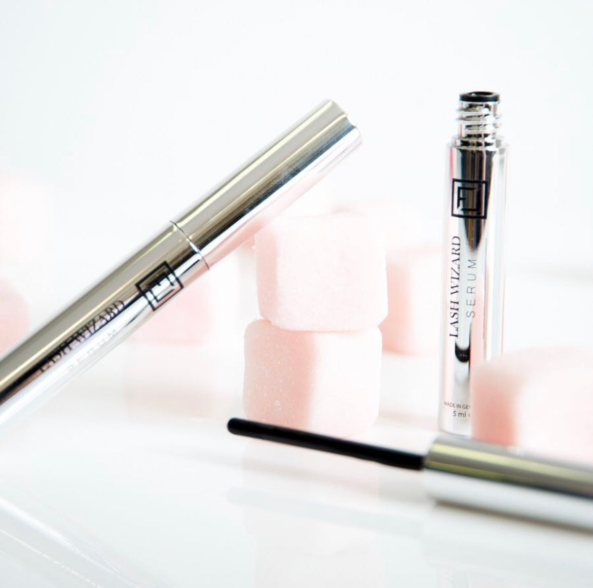 nahaufnahme preisgekröntes luxury wimpernserum ohne hormone auch für brows geeignet und kann in der schwangerschaft sowie beim stillen verwendet werden.