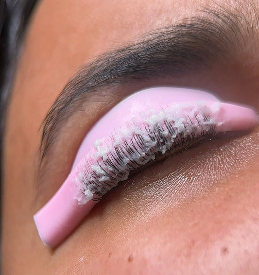 Anwendung der Cysteamine Lash Lift Lotion auf Naturwimpern – sanftes, gleichmäßiges Lash Lifting mit pinkem Silikonpad. Professionelles Ergebnis mit Flawless Germany.
