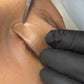 Anbringen eines glueless koreanischen Lash Lift Shields – präzise Platzierung ohne Kleber für sanftes, gleichmäßiges Wimpernlifting. Professionelle Anwendung mit Flawless.
