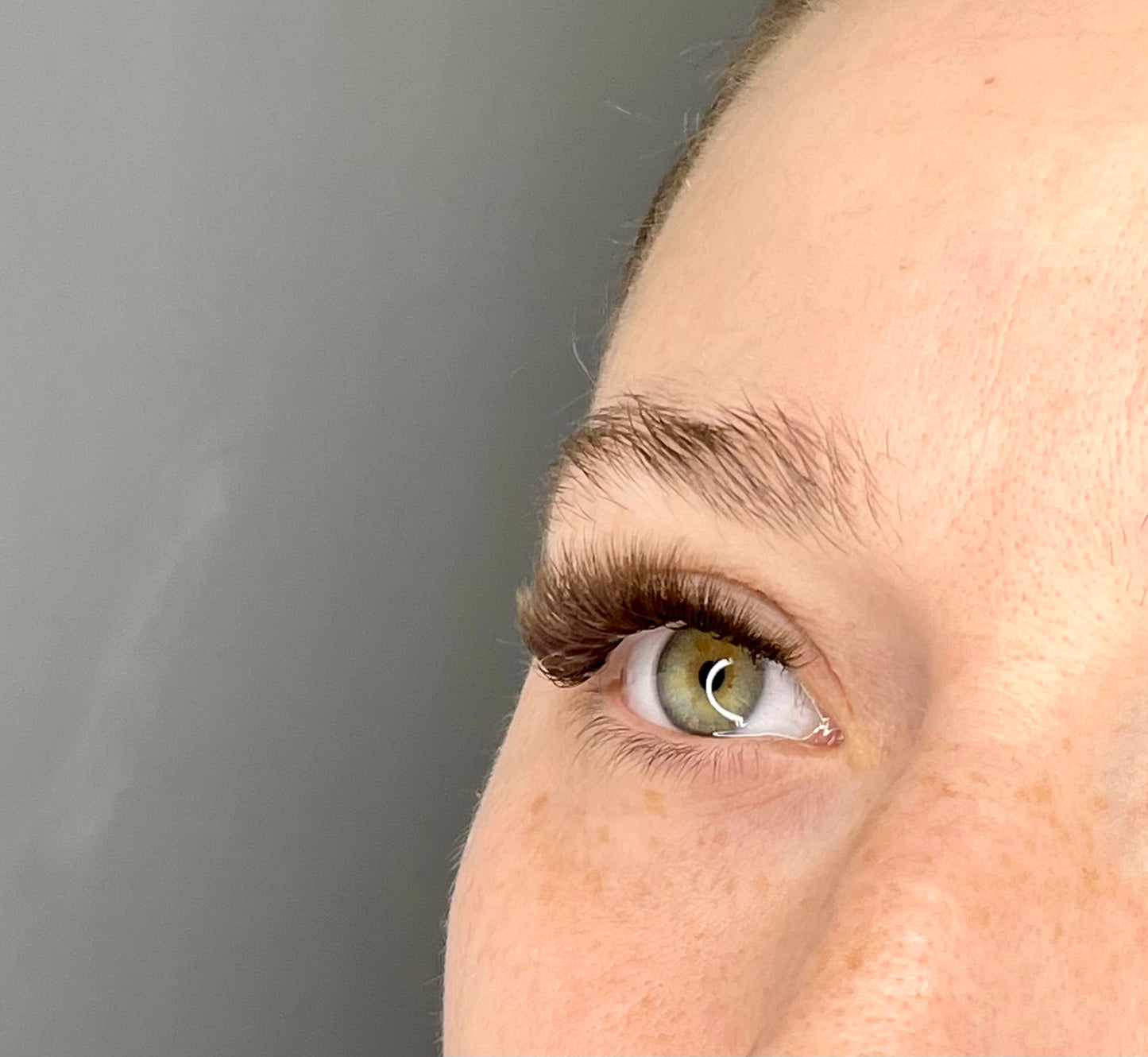 nahaufnahme braune wimpern in 0,07 hellbraune volumenwimpern  professionelle wimpernverlängerung volumentechnik made by sadysfaction